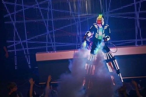 Robots lumineux - Performer sur échasses à Lyon - Artistes de